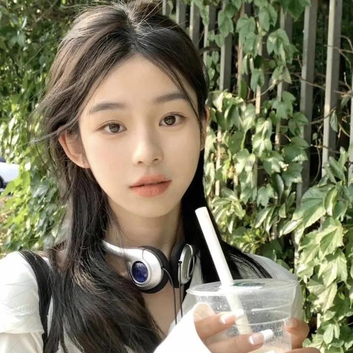 追梦的黎族女娃娃